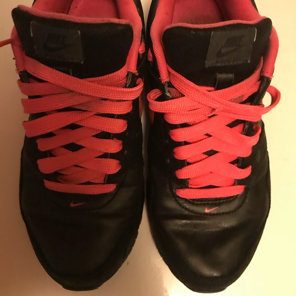 Woman’s NIKE AIR MAX size 7💓